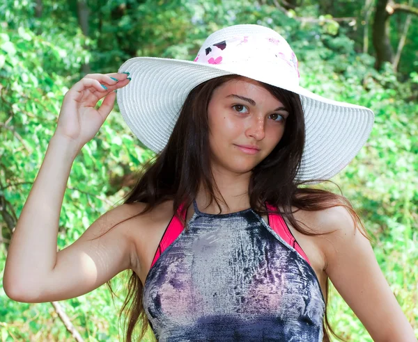 Aranyos barna lány kültéri fehér kalap — Stock Fotó