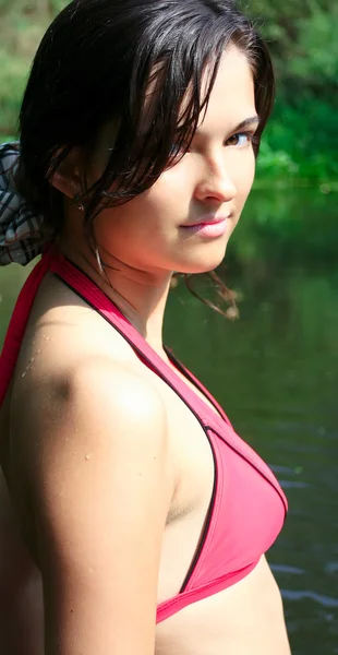 Portret van de sexy brunette meisje in de natuur — Stockfoto