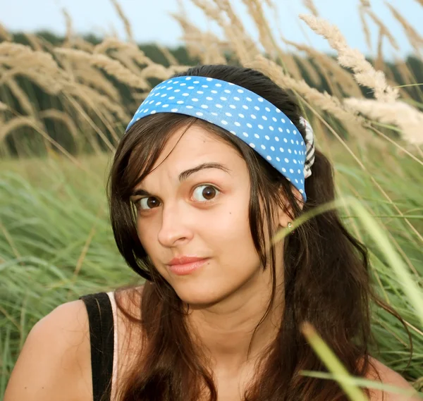 Förvånad kvinnliga ansikte med retro blå bandage vit-prickiga — Stockfoto