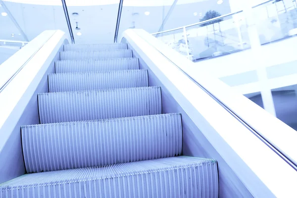 Perspektivní pohled na pohyblivého schodiště v stanici metra — Stock fotografie