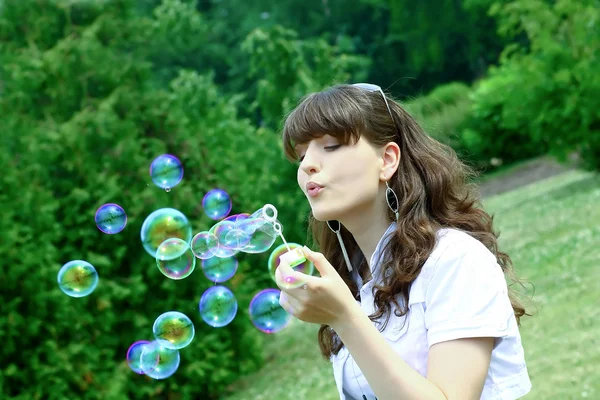Mladá dívka mýdlové bubliny v podzimním parku — Stock fotografie
