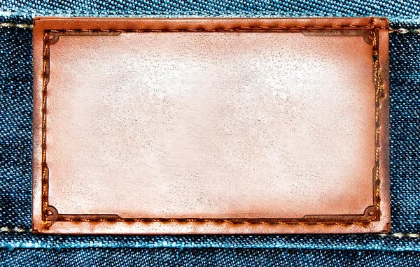 Mavi jeans iş arka plan üzerinde kahverengi jeans etiket — Stok fotoğraf