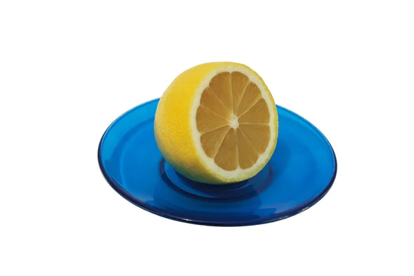 Weiche Gelbe Zitrone Ist Eine Blaue Untertasse Isoliert Auf Weißem — Stockfoto