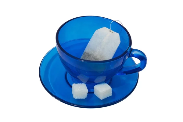 Ein Teebeutel in einer blauen Tasse. — Stockfoto