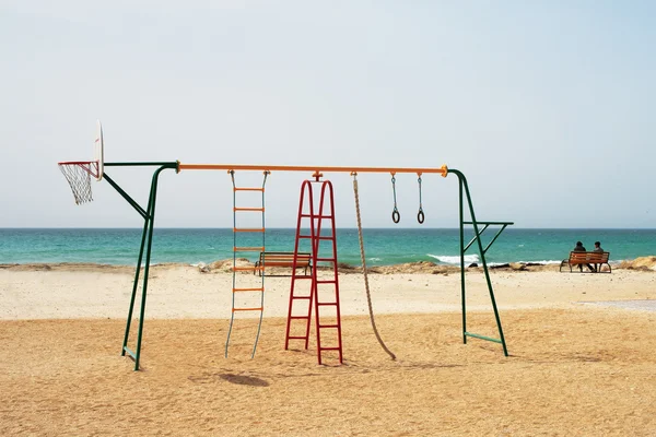 Parco giochi per bambini sul mare . — Foto Stock