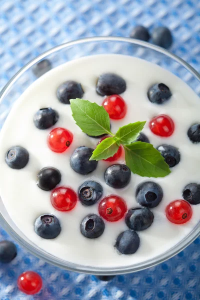 Yogur con bayas —  Fotos de Stock