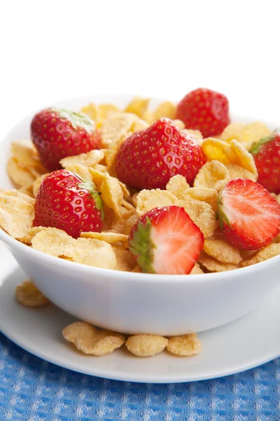 Cereal con fresa aislada — Foto de Stock