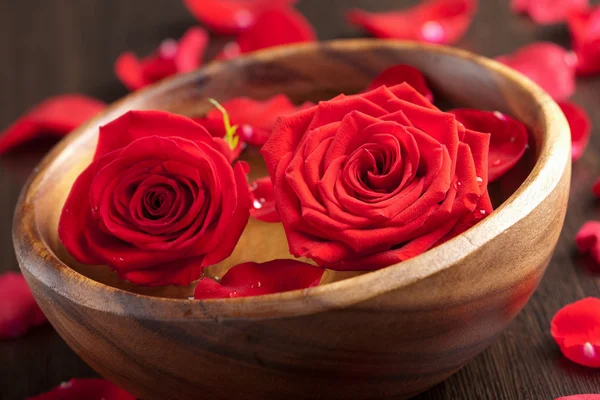 Róże w drewniane miski — Zdjęcie stockowe