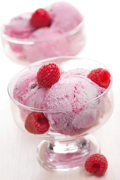 Zmrzlina s čerstvými malinami — Stock fotografie