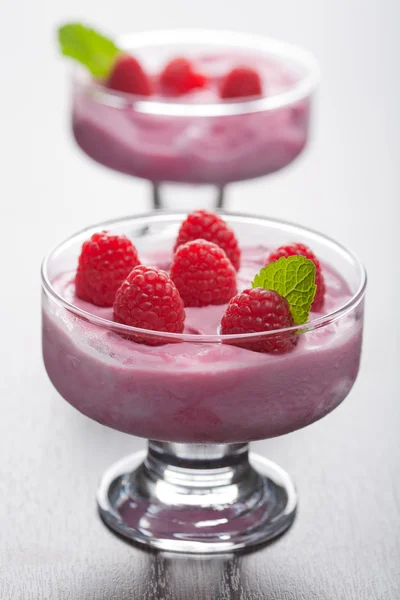 与新鲜树莓甜点 — 图库照片