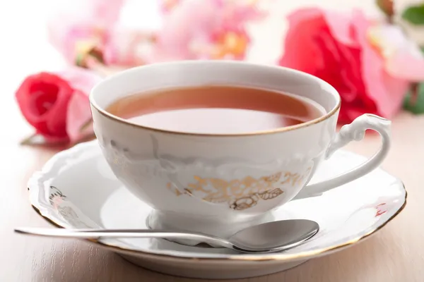 Šálek čaje a růže — Stock fotografie