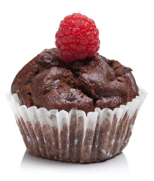 Muffin de chocolate com framboesa isolada — Fotografia de Stock