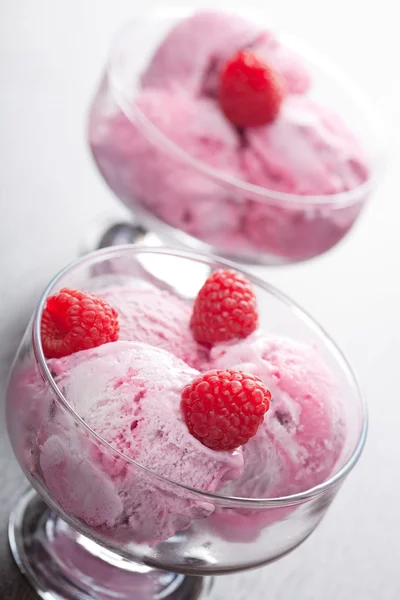 Zmrzlina s čerstvými malinami — Stock fotografie