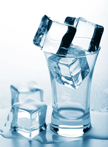 Кубики льда в стекле — стоковое фото