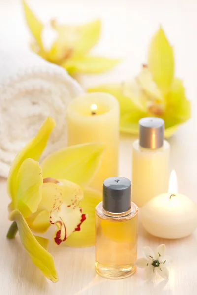 Spa set with essential oils and flowers — Stock Photo, Image