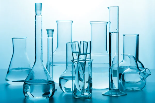 Laboratorieartiklar av glas tonat blå — Stockfoto