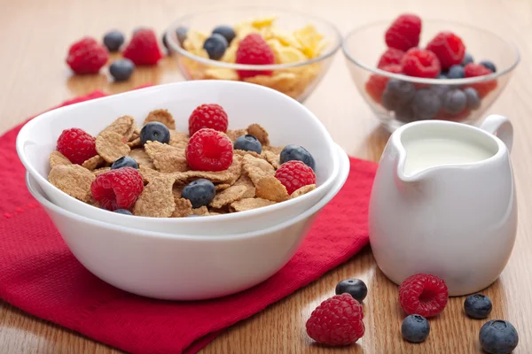 Кукурудзяні пластівці зі свіжими ягодами на сніданок — стокове фото