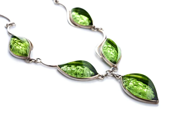 Зеленое янтарное ожерелье изолировано — стоковое фото