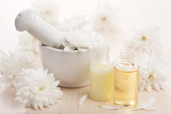 Flower essential oil and mortar — Stock Photo, Image