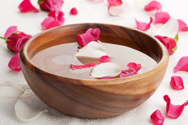 Pétalos de rosa en bowl —  Fotos de Stock