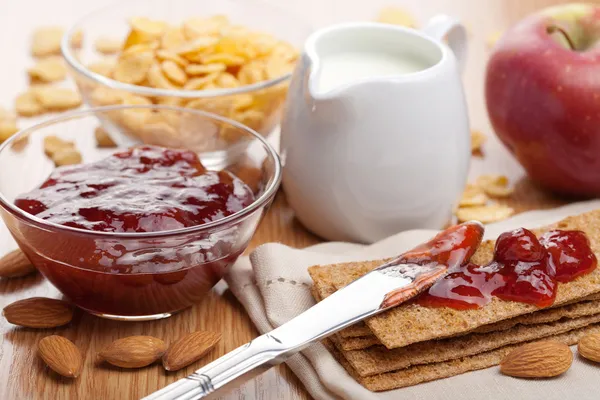 Crisp bread with jam for breakfast — Stock Photo, Image