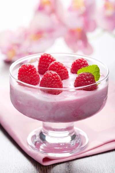 与新鲜树莓甜点 — 图库照片