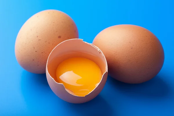 Huevos sobre azul — Foto de Stock