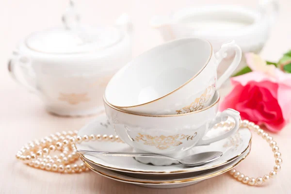 Элегантные чайные чашки — стоковое фото