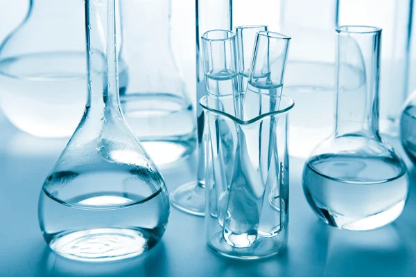Лабораторний скляний посуд тонований синій — стокове фото