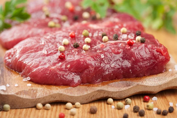 Carne cruda con especias —  Fotos de Stock