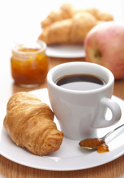 Frühstück mit Kaffee und Croissant — Stockfoto