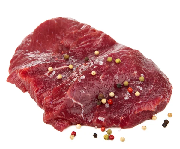 Carne crua com especiarias isoladas — Fotografia de Stock