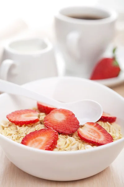 Porridge with fresh strawberry — Stock Photo, Image