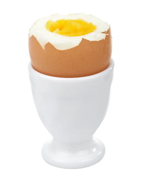 Haşlanmış yumurta yumurta fincan izole — Stok fotoğraf
