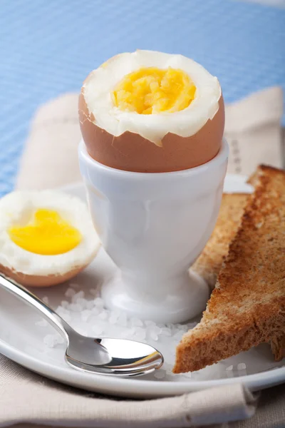 Œuf bouilli dans une tasse à œufs — Photo