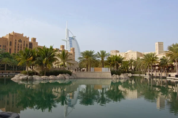 Burj Al Arab visto do Madinat Jumeirah . — Fotografia de Stock