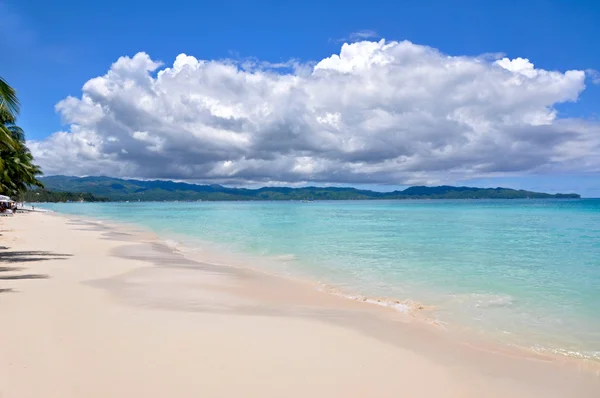 Prachtige witte zand strand in boracay — Stockfoto