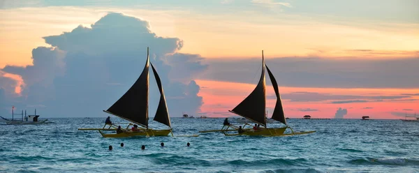 Segelboote gegen den schönen Sonnenuntergang — Stockfoto