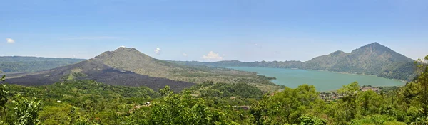 Panorama van een vulkaan en lake batur in bali — Stockfoto