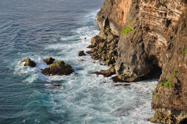 关于巴厘岛乌鲁瓦图寺附近的岩石海岸 — 图库照片