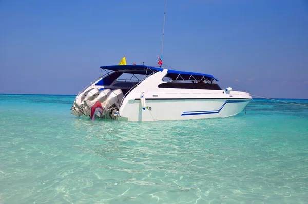 Motorboote auf türkisfarbenem Wasser des Indischen Ozeans lizenzfreie Stockfotos