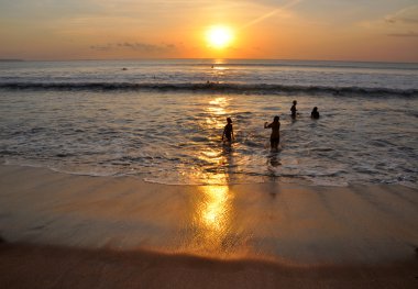 güzel gün batımı Kuta. Bali, Endonezya.