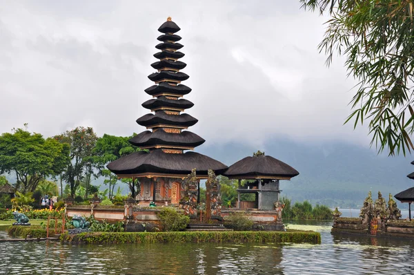 Schöner balinesischer Pura ulun danu Tempel am Bratan-See. Stockfoto