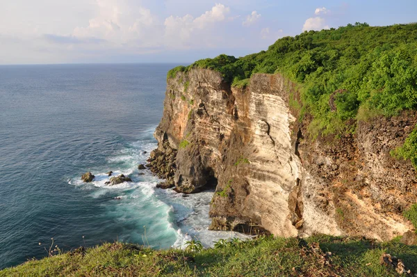 Felsige Küste in der Nähe des Uluwatu-Tempels auf Bali lizenzfreie Stockbilder