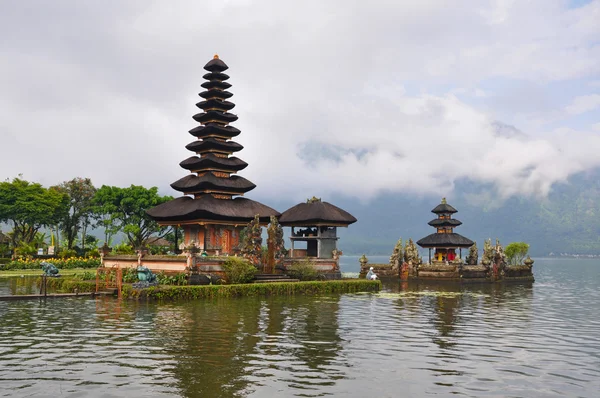 Hermoso templo balinés Pura Ulun Danu en el lago Bratan . — Foto de Stock