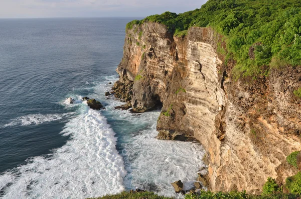 在印尼峇里岛上的乌鲁瓦图寺附近的岩石海岸 — 图库照片
