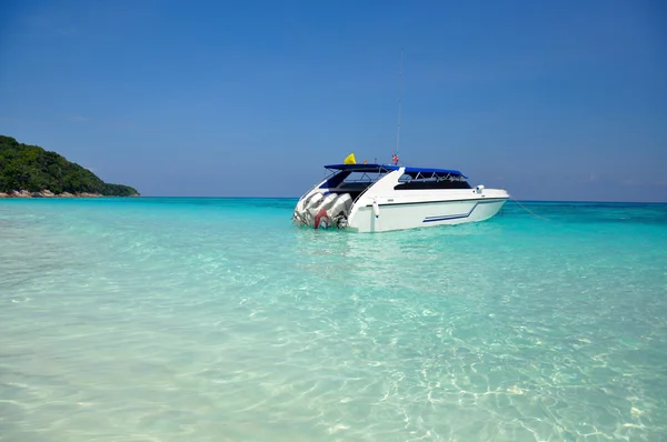 机动船在印度洋的碧绿的水 — 图库照片