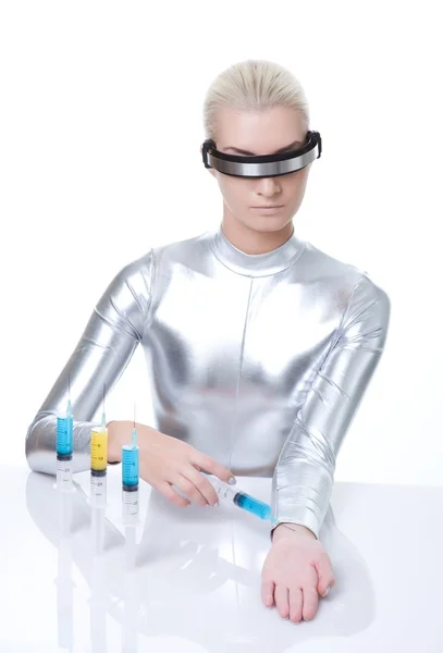 Krásný cyber žena dělat injekce — Stock fotografie