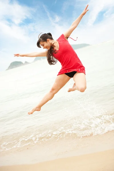 Schöne junge Frau springt ins Meer — Stockfoto
