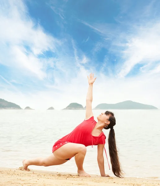 Mooie brunette vrouw doen yoga oefening buitenshuis — Stockfoto